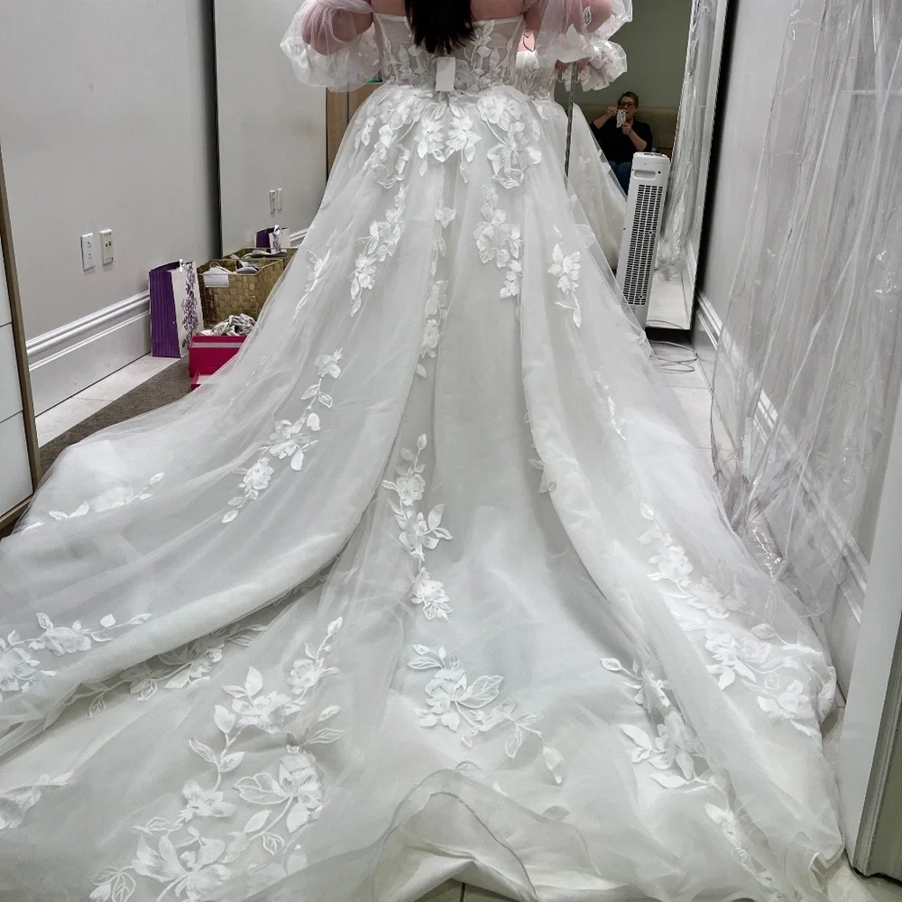 *BRAND NEW NEVER WORN* Essence of Australia wedding gown - Picture 2 of 2